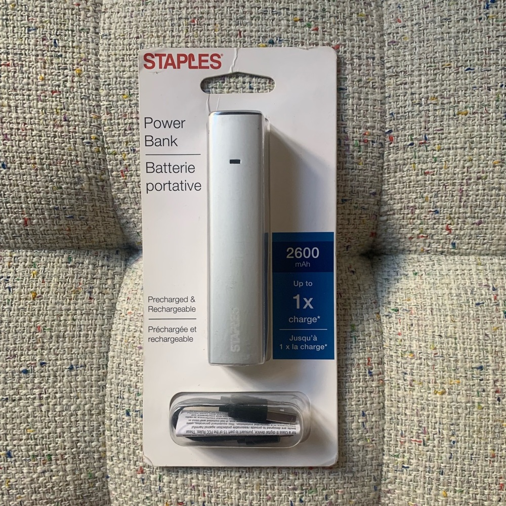 Staples Power Bank Battery Charger - Silver